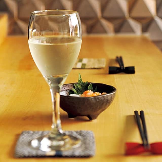 東京カレンダーさんのインスタグラム写真 - (東京カレンダーInstagram)「『さかなや 哲』は、デートにも使いたくなるスタイリッシュなカウンター和食。「刺盛り合わせ」「サーモンの塩辛」など、日本酒に合うメニューがそろう。 #東京カレンダー #東カレ #tokyocalendar #dinner #デート #新橋 #日本酒 #和食 #さかなや哲 #刺盛り合わせ #サーモンの塩辛 #うに入出汁巻玉子」7月26日 21時04分 - tokyocalendar