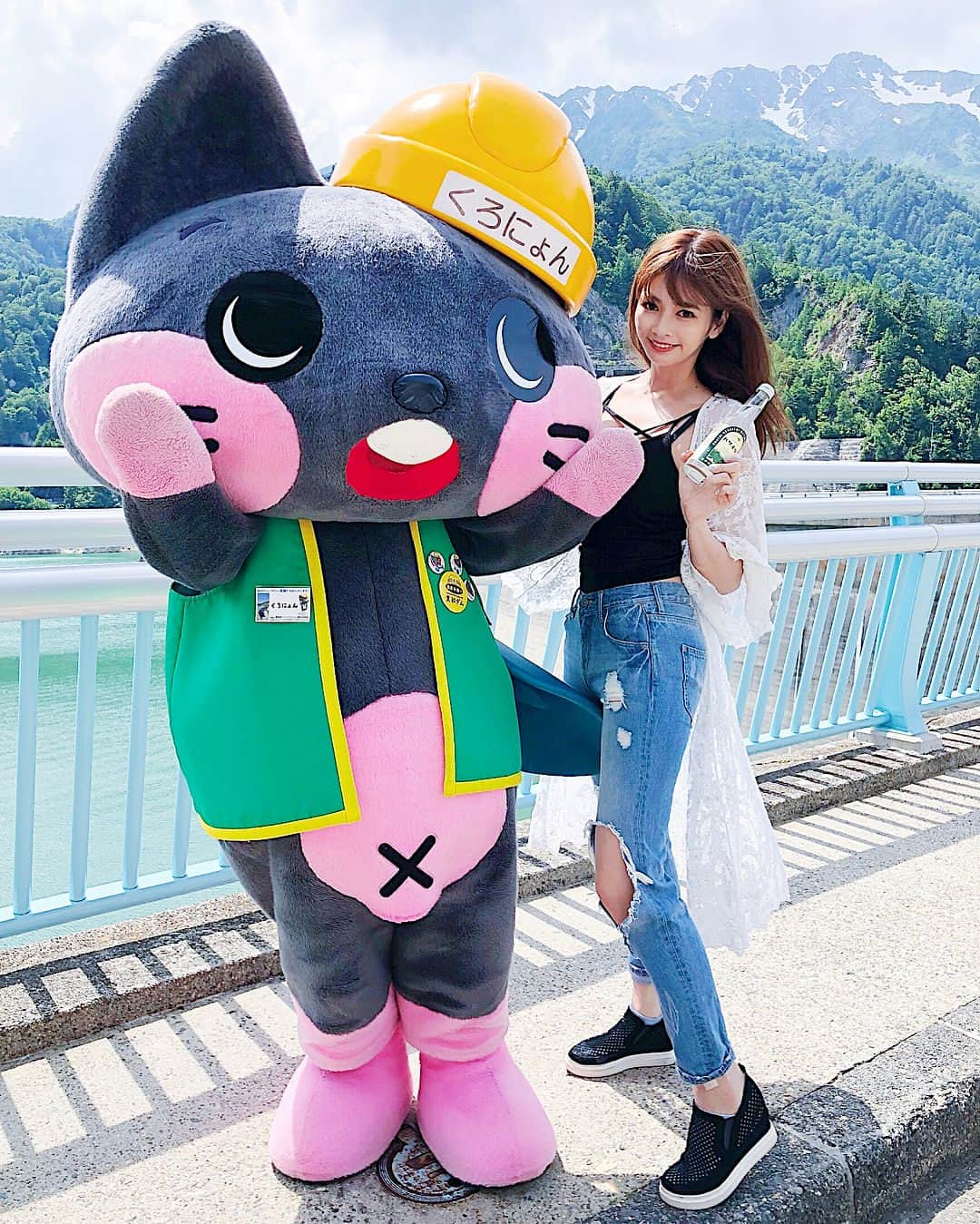 得あゆさんのインスタグラム写真 - (得あゆInstagram)「くろにょんとtiktok🐱💗👉🏻 ・ 昨日長野から富山に行ったよ🌊！！！ 黒部ダムでくろにょんと出会った💗 そしてtiktokした🤣 ・ ・ ・ #ゆるキャラ#くろにょん#ダンス#ティックトック#tiktok#tiktokjapan#可愛い#立山黒部#アルペンルート#みくりが池#富山#黒部ダム#感動#自然#地元#田舎#夏休み#おすすめ#スポット」7月26日 21時32分 - tokuayu819