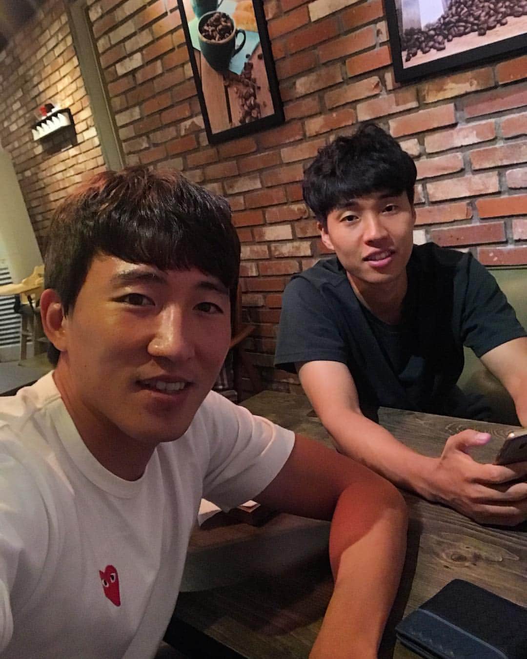 キム・ヒョヌンのインスタグラム：「선범이 행님이랑ㅋㅋ 소고기 잘 묵었습니다 행님!! #진주고 #선배 #진주 #반성」
