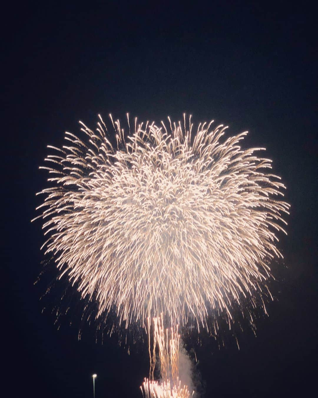 釈由美子さんのインスタグラム写真 - (釈由美子Instagram)「新横浜の花火大会に行ってきました🎇 新横浜公園から上がった大迫力の花火に 「おぉぉーー‼︎」って思わず拍手してしまうほど親子で興奮しました😂✨ 今夜はいつもより涼しくて花火見物もしやすかったです(^^) 台風が来る前に無事に開催できてよかったですね🎇 #新横浜花火大会2018  #新横浜公園 #息子、甚平さん着る❤️ #夏の風物詩🎆  #たまやー #夏の思い出 #花火大会は今年3回目です #浴衣着て行きたいけど #2歳児の子連れじゃ、浴衣もはだけて #花火どころじゃない😂w」7月26日 22時12分 - yumikoshaku