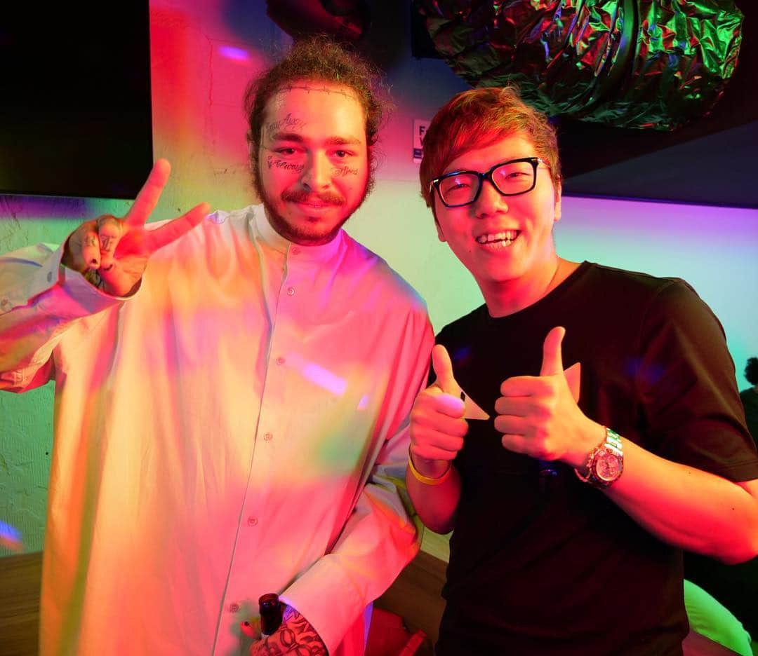 HIKAKINのインスタグラム：「ラッパーのPost Maloneさんと乾杯しました🥂」