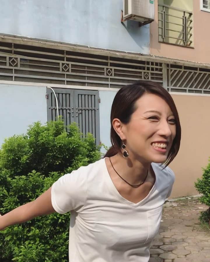 のインスタグラム：「🏫HT HANOI JVC🏫 ハノイの日本語学校📖多分、最終回  親友Kの学校改革のひとつに、〝朝礼〟というものがありました。全校生徒職員で集まる事、大切ですね☀️ 朝礼は晴れていれば外で…雨だと『海』という一番大きな教室で集まります。（春夏秋冬海と、教室毎に名前を付けたのも彼女）  まず、日本に行くにあたり大切な心掛けを先生に続き全員で復唱してから、指名された人が一人で言う。大事な教え…的なものでしょうか。これは動画が無くて、申し訳ないんだけど、③の画像が朝礼前の集まった様子。  その後…皆さんお馴染みの… ラジオ体操ーーー･:*+.\(( °ω° ))/.:+ しかも第1第2の両方😂  これね！！絶対教えるの大変だったと思うのだよ。 一から教えたわけでしょ！？Kちゃんの努力、目に浮かびます。 でもさ、男子諸君！！特に現場で働く系の方！！！これ絶対やるよ！！習っていて正解です🙆‍♂️✨✨ 私も開演前のウォーミングアップで毎朝やっとりました✌︎ ①中村さんの気合いが誰より勝ってる事は、言うまでもない。爆音注意wwwww  ②中村さんと浅見さんの副音声みたいな会話がウケる。「当たり前のようにやってますね」って言われちゃった😛そりゃそーだ！毎日やってたもん❤️ …とまぁ、楽しさが全面的に出ている私だが、ちょっと首を痛めてて、本意気で出来なかった事が悔しいっす (๑•́‧̫•̀๑) ・ ・ ＊皆さんのお顔出す許可は取ってます！＊ ・ ・ #vietnam #hanoi #ベトナム #ハノイ #hthanoijvc #日本語学校 #朝礼 #ラジオ体操 #懐かしの音源 #楽し過ぎる #撮られすぎて拒む #w」