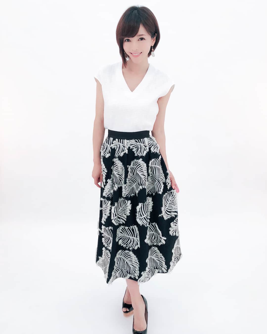 釈由美子さんのインスタグラム写真 - (釈由美子Instagram)「先日のDUOさんの広告撮影時の衣装です✨ DUOさんのクリアで透明感のある商品イメージに合わせて、衣装も白いコーデ☺️💕 こちらは全てCOOMBさんのお洋服です！ #coomb  #大人上品系 #duo  #duoクレンジングバーム」7月26日 22時23分 - yumikoshaku
