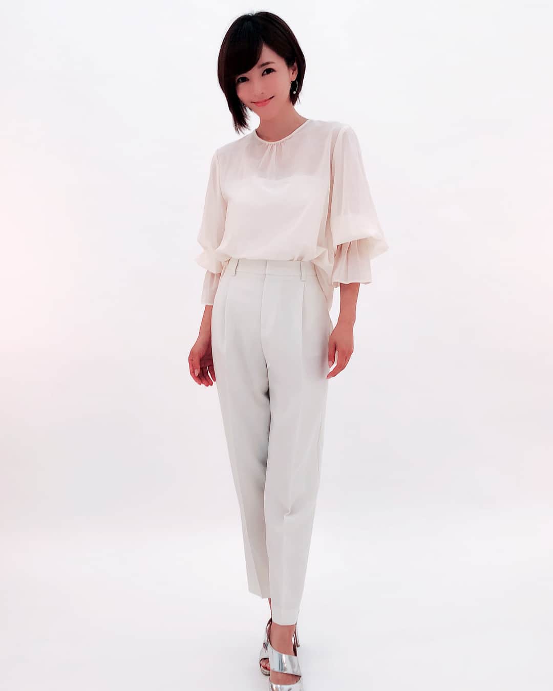 釈由美子さんのインスタグラム写真 - (釈由美子Instagram)「先日のDUOさんの広告撮影時の衣装です✨ DUOさんのクリアで透明感のある商品イメージに合わせて、衣装も白いコーデ☺️💕 こちらは全てCOOMBさんのお洋服です！ #coomb  #大人上品系 #duo  #duoクレンジングバーム」7月26日 22時23分 - yumikoshaku