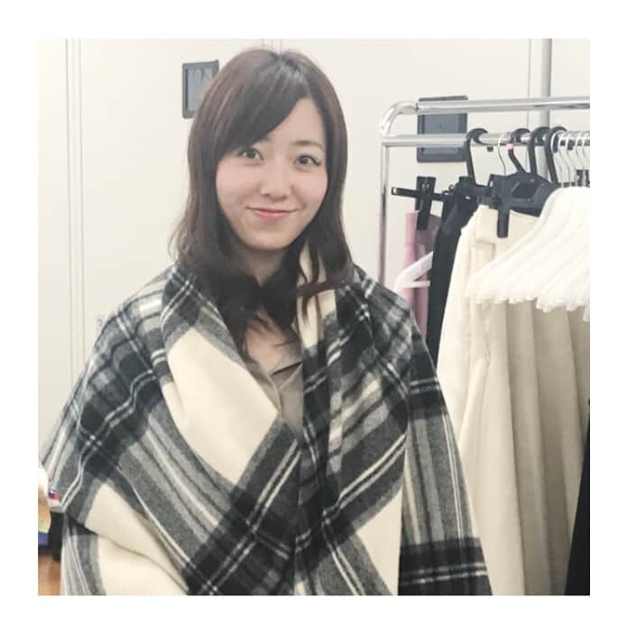 フジテレビアナウンサーのインスタグラム：「フジアナカレンダー情報はチェックしていただけましたか☺️？ 今回は衣装合わせの様子をご紹介…😎 10月担当の内田アナは、衣装合わせでうたた寝しちゃいそうなブランケット選び🤔 どれが採用されたのでしょうかねえ💡  なんだかこちらも嶺衣奈さんの表情につられて…😪 #フジアナカレンダー #内田嶺衣奈」