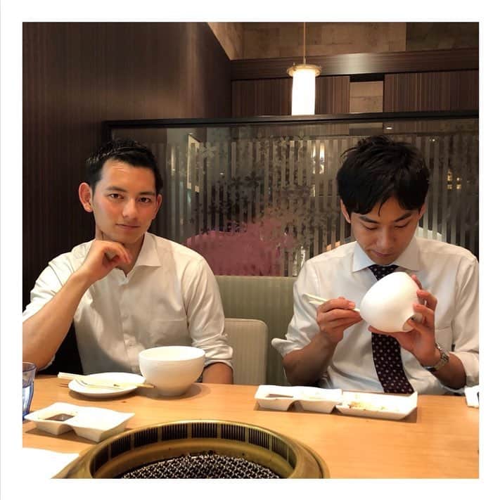 フジテレビアナウンサーのインスタグラム：「先日焼肉店にて 大川「えっ！？内野さんあのシリーズインスタで始めるんですか？」 内野「いや〜、ブログでも大して更新してなかったけどね…」 大川「じゃあまずは僕から」 今湊「ふぇ、ふぁんのはなふぃでふか？(なんの話ですか)」 近日公開！  #フジテレビアナウンサー #大川立樹 アナ #今湊敬樹 アナ #2人とも樹 #内野泰輔 アナ #シリーズ #プレッシャー #うちの〇〇さん #頑張ります」