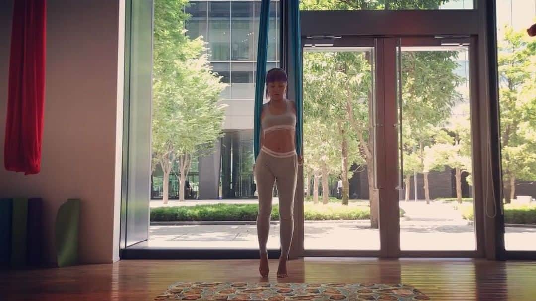 Nazukiのインスタグラム：「エアヨガ🧘‍♀️ ほんと、気持ちよくて、スッキリする😊👏🏻 結構できないことあるし、難しいけど楽しい✨👏🏻 ヨガって、気持ちも身体も磨かれていくね😇  @otae_otae 先生  thanks💓  #yoga #mama #treaning  #ヨガ #エアヨガ #空中ヨガ #一児のママ #男の子ママ #dancer #カエルさんみたい🐸」