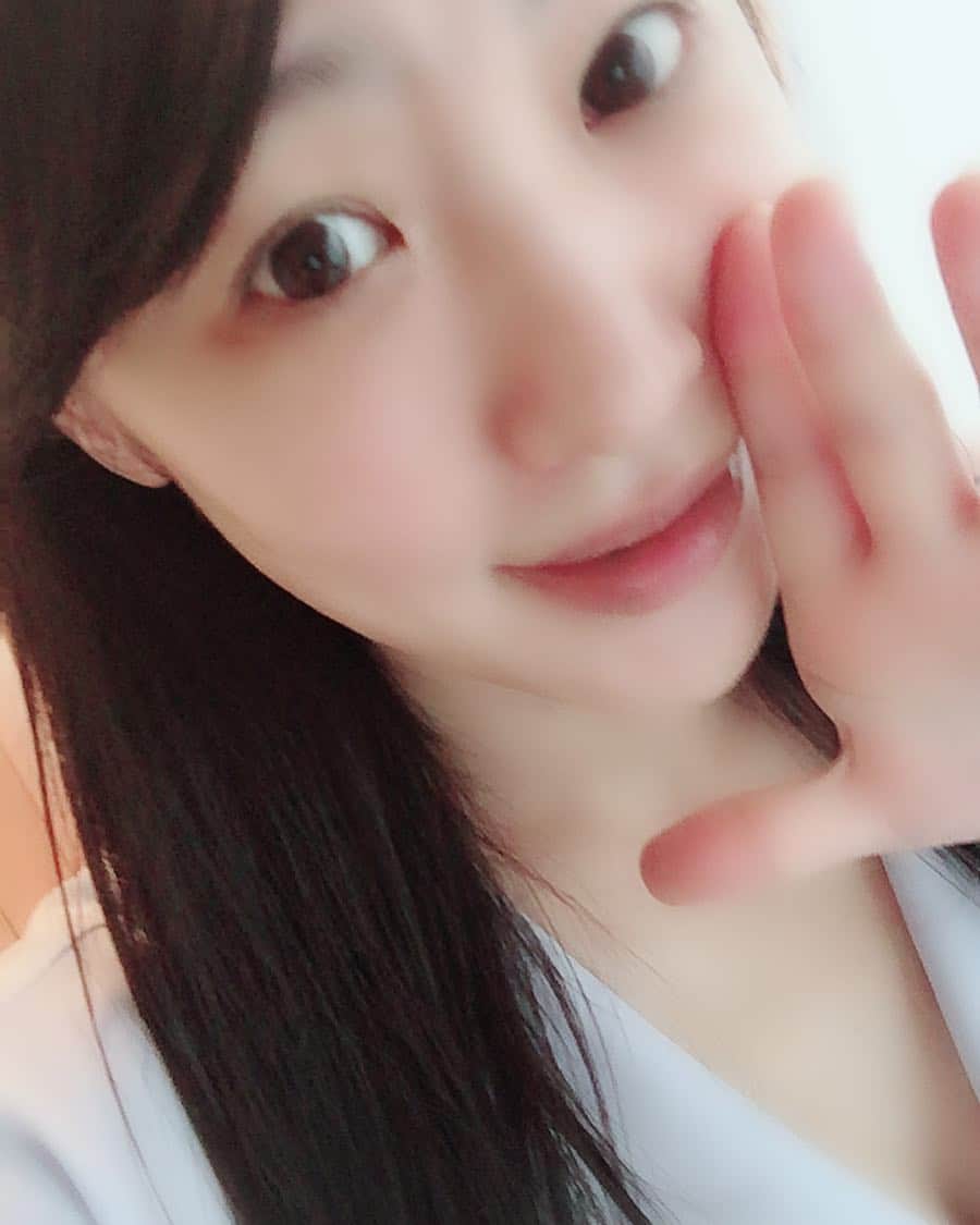 佐伯かのんのインスタグラム：「おはのん！ 今日は撮影だぞーー！  #撮影 #すっぴんだからあえてぼかす #メイク前 #佐伯かのん #撮影前 #メイクさん頼み」