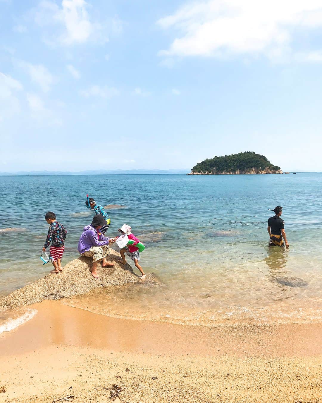 ranranさんのインスタグラム写真 - (ranranInstagram)「今年初の旅行中☺︎☺︎☺︎ . どこにいてもやっぱり元気な3人。 . 昨日はエンジェルロードにも行きました^ ^ . 今日は海水浴とやっぱり釣り！（笑） . . #海水浴#海#小豆島#家族旅行#sea#outfit#子育て#instakids#ig_japan#夏休み#双子#twins#family#japan#香川県#natura小豆島#お出かけ#エンジェルロード」7月27日 10時43分 - tomooo.25