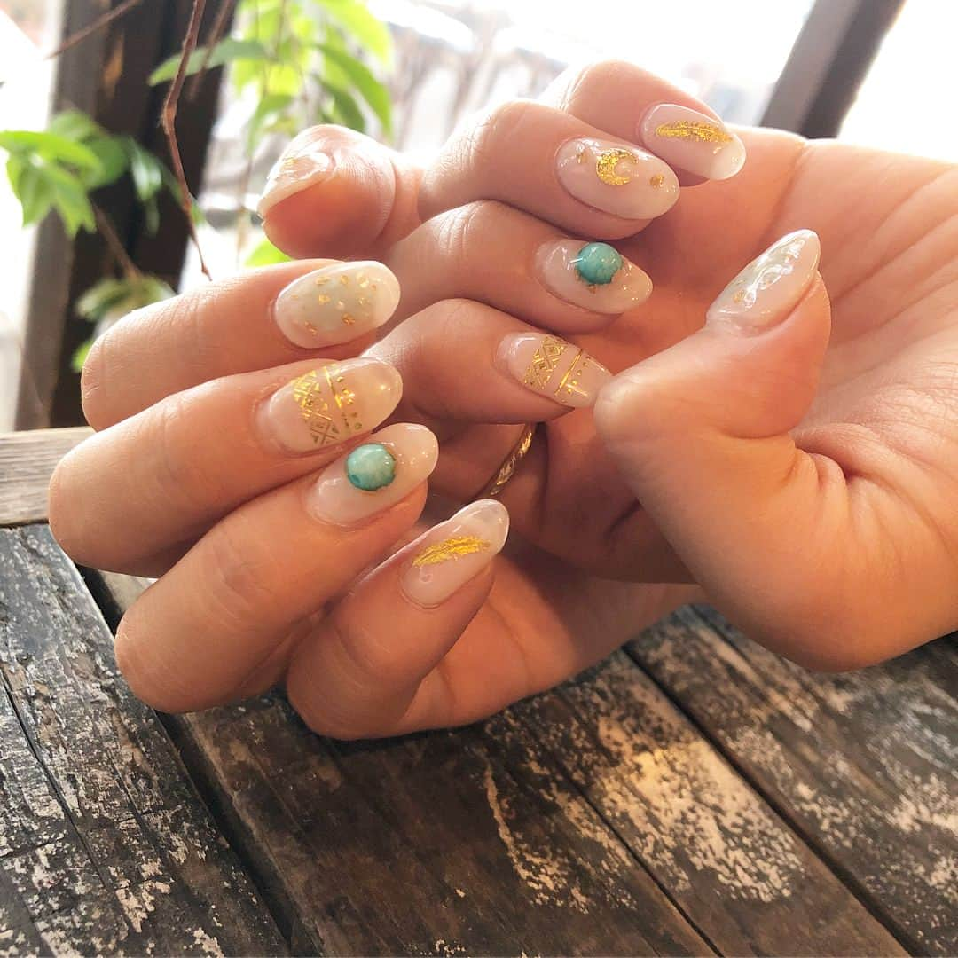 木浪しほさんのインスタグラム写真 - (木浪しほInstagram)「🆕💅💅💅💅🆕 、 思いっきり夏らしく😎🌴 乳白色×ゴールドすごくすき♡ ブルーが良いアクセント♡ 、 チークネイル初めてやったけど、これまたかわいい♡ 、 ターコイズっぽいストーンも◎💕 、 #きなネイル#セルフネイル#セルフネイラー#ジェルネイル#フットネイル#夏ネイル#2018夏ネイル #カラフルマーブル#夏ネイル#selfnail #gelnail#summernails #turquoise#チークネイル#cheeknail#summer# #乳白色#乳白色ネイル #ターコイズネイル #エスニックネイル#ネイルシール#」7月27日 11時18分 - kinami__nu