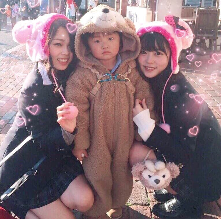 香坂まやのインスタグラム：「高校卒業してすぐにディズニー行った時の写真📸♡ ダッフィーの着ぐるみ着た男の子が可愛すぎて写真撮ってもらいました☺️💗 なぜか写真は真顔だけど（笑） 投げチューしてくれたりとサービス精神旺盛な男の子だった😂💗 #disney #disneysea #ダッフィー #jkブランド #もうない #笑」