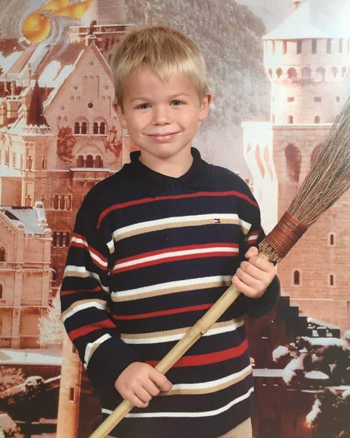 Mathieu Ostiguyのインスタグラム：「#tbt been a Harry Potter fan since day 1. . "It is our choices that show what we truly are, far more than our abilities". . . Shout out to my school to have best background ever for the anual school picture! . #harrypotter #youreawizardharry #wingardiumleviosa」
