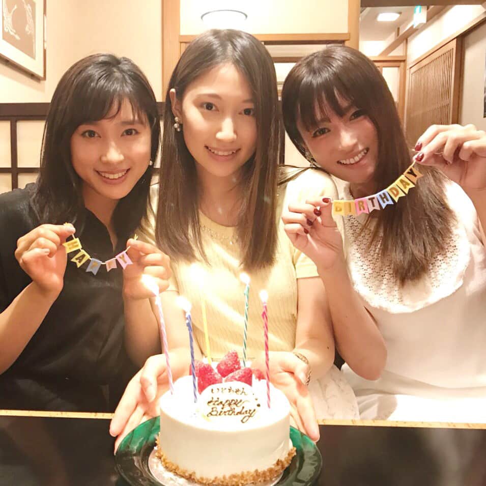 深田恭子のインスタグラム：「先日、大野いとちゃんのお誕生日お祝いをしました🎂2人で待ち合わせしていてサプライズでいきなり土屋太鳳ちゃん登場❤️いとちゃんに内緒で太鳳ちゃんと打ち合わせしていて、チアダンの撮影で忙しい中駆け付けてくれました❣️いとちゃんは太鳳ちゃんの突然の登場であまりにびっくりしてうるうる...それをみて3人でまたうるうる😢実はこの3人で会うのは昨年お花見でお食事に行った以来なので大分久しぶり😍やっと会えました😆いとちゃんたおちゃんは私にとって癒しなのです💕あぁ可愛かった🐣🐥🐰 #最近はいつでもどこでも1番上のお姉ちゃん #大野いと ちゃん #土屋太鳳 ちゃん #kyokofukada」
