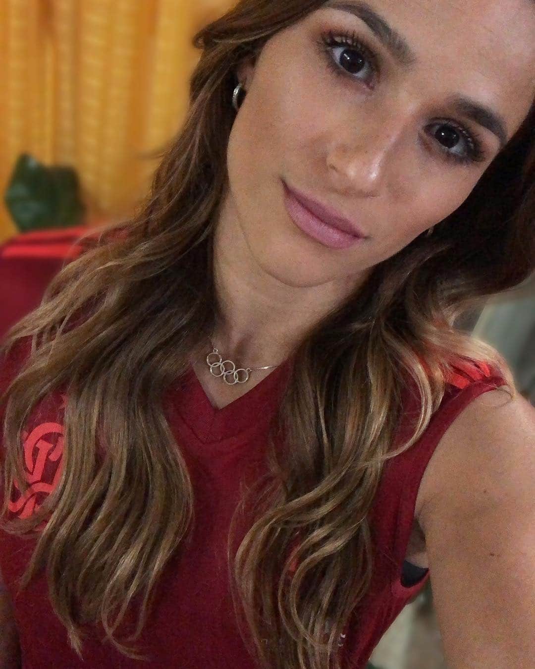 ジャジ・バルボサのインスタグラム：「@flamengo #gymgirl #gymnastics #chalkgirl #gymlife #gymlove 🖤❤️🤸🏼‍♀️」