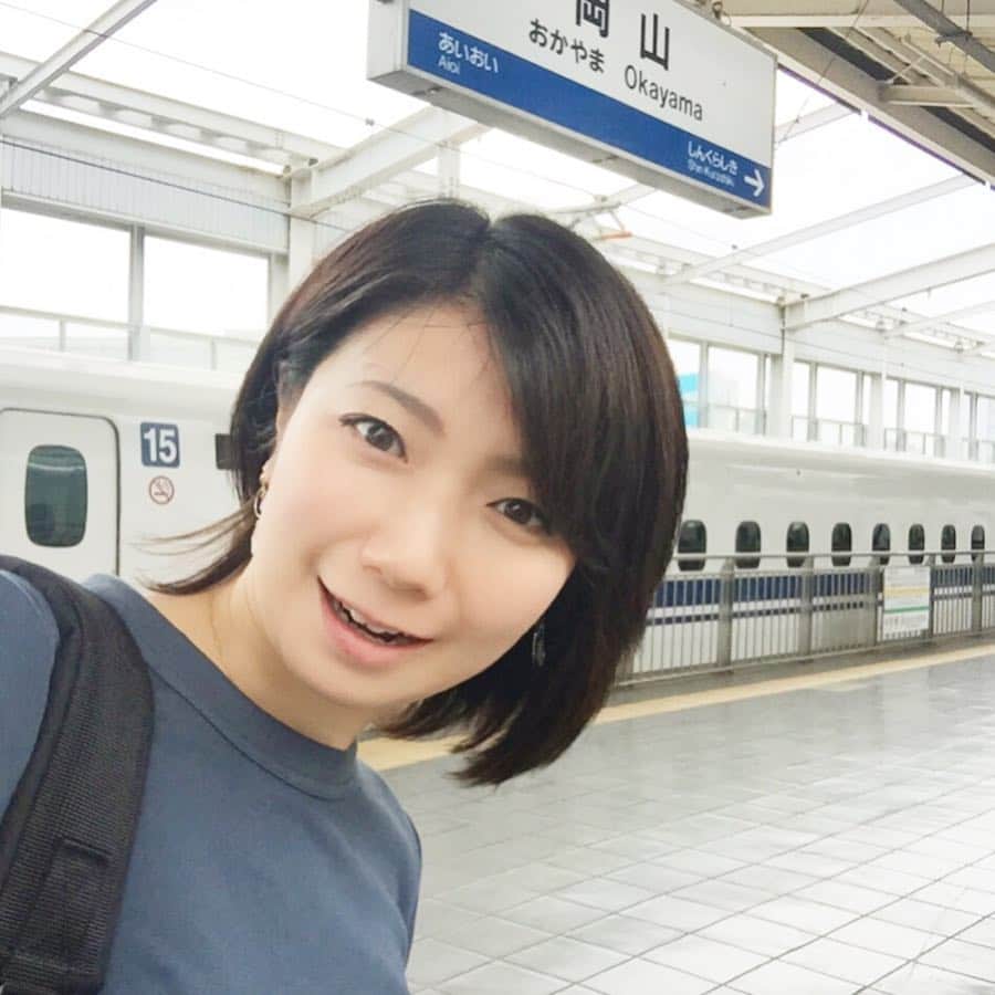 神谷文乃のインスタグラム：「岡山ただいま♡ これから倉敷のボランティアセンターへいってきます☺️ ずっと来られずごめんなさい💦 微力ながら、少しだけでもお手伝いできたらと思っています。 ボランティア参加される方いらっしゃったら一緒に頑張りましょう☺️✨ 頑張ろう岡山😊✨ 新幹線から降りて、町を見て、OHKのみんなに会ったら、なんだかじーんとしました。 やっぱり大好きです、このエリアが！ １日も早い復興を祈りながら。 では、いってきます！  #ただいま岡山#このまちが好き」