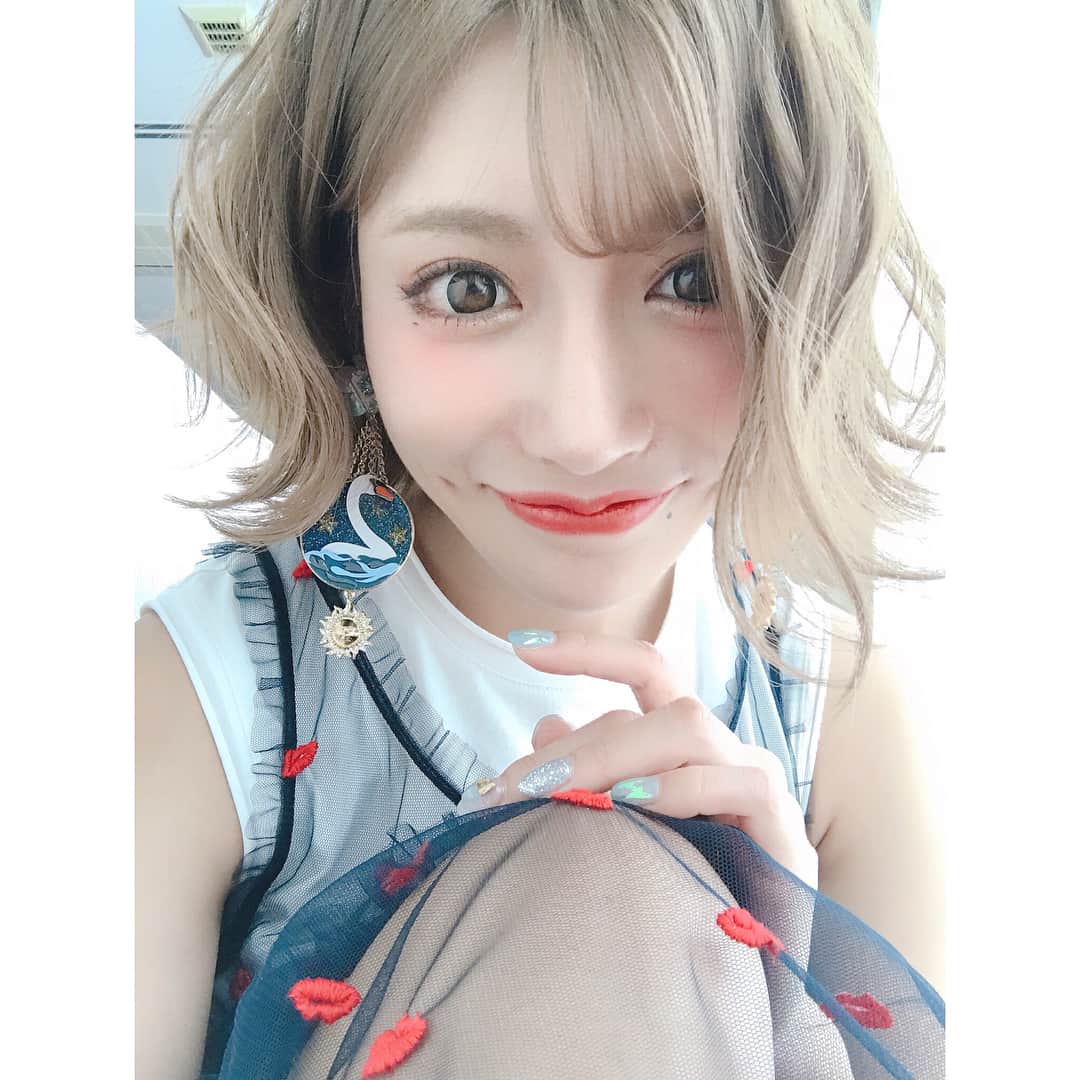 明日花キララのインスタグラム：「夏はやっぱり 派手なピアスを選びがち🌊🦆🏝 𓅿𓅹𓅸」