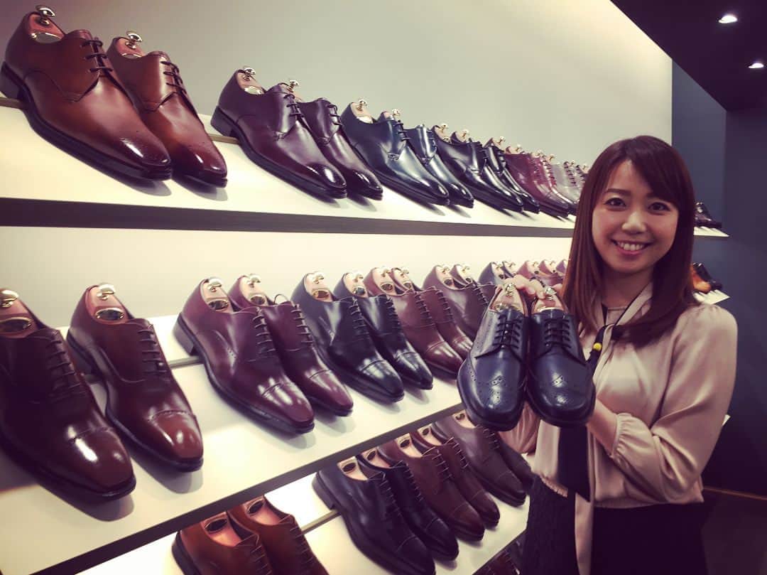 須黒清華さんのインスタグラム写真 - (須黒清華Instagram)「本日、取材に向かったのは、 アシックスが銀座にオープンする、ビジネスシューズだけを揃えた旗艦店です。 自分の足を3D撮影し、自分の好きなデザイン、色、素材を選んでオーダーメイドシューズを作るサービスもあります。 女性向けのパンプスも！ 高級感を意識したという今回の狙いとは⁇ この後のWBSでお伝えします。 #ワールドビジネスサテライト #オーダーメイド靴 #アシックス」7月27日 20時40分 - sayaka_suguro