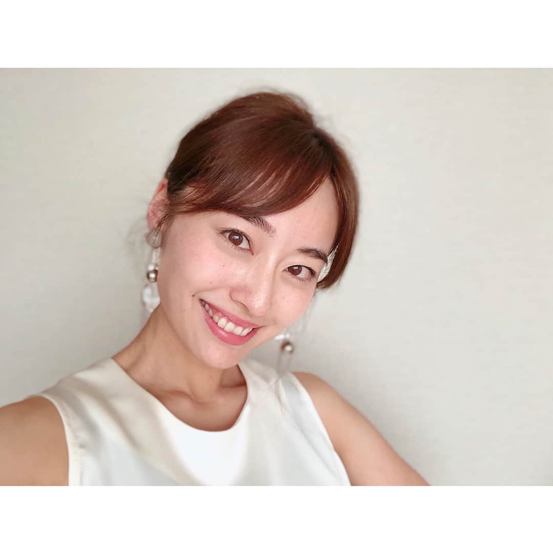 小祝麻里亜のインスタグラム：「暑い日が続いてヘアスタイリングが決まらなかったんですが、LEAのマルチユースバームのおかげで とろみスタイリングが簡単に❤️ これは自然由来原料で作られてて安心だし、どんなヘアスタイルにも使えるから毎日愛用してます。  ヘアスタイリングだけじゃなくて… 肌、ネイルと全身を保湿できるから嬉しい☺️☺️テクスチャーも柔らかく、扱いやすいですよ✌︎ オフィシャルのECサイトがリニューアルし、今 LEAシリーズ新発売記念でキャンペーンをやってるらしく、100名限定でLEAバームと更にLEAオイル & NANACOSTARボディークリームもついて3900円らしいです😳びっくり。。ちなみに私は このLEAシリーズのオイルも使ってます💕💕 ＿＿＿＿＿＿＿＿＿＿＿＿ #ヘアスタイル#ヘアアレンジ#濡れ髪#スタイリング剤#髪型#hairstyle#hairarrange #selfie#nanacostar#pr #셀카#셀피#셀스타그램#헤어스타일#머리#옷스타그램#얼스타그램」