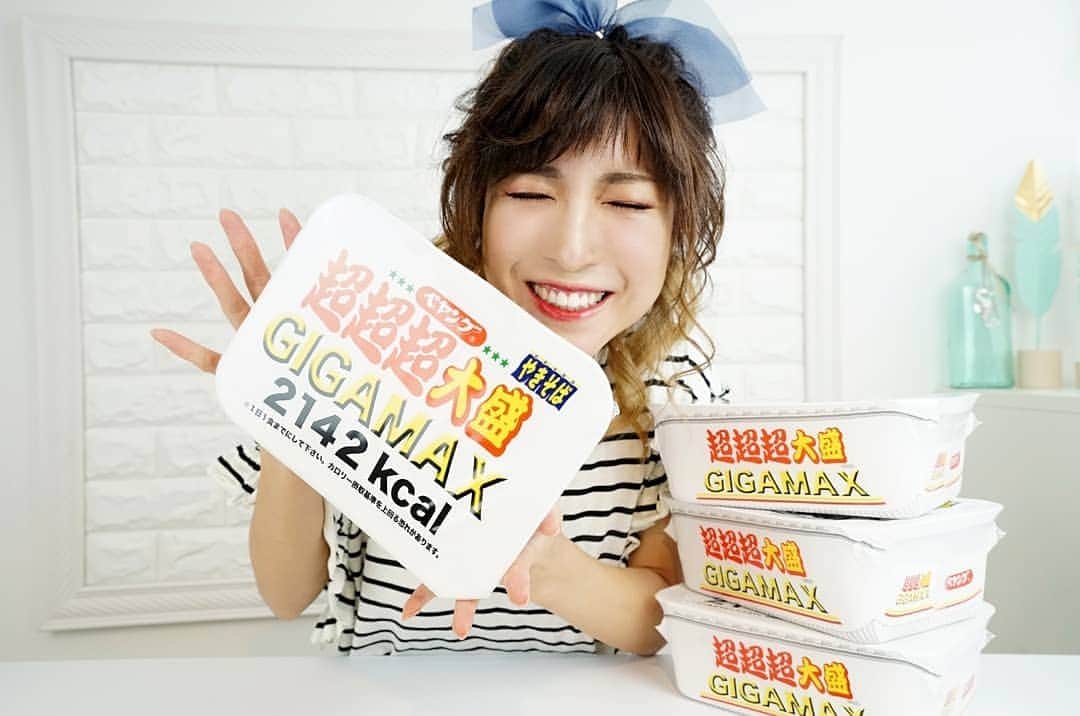 石関友梨のインスタグラム：「YouTubeアップしました☆「ペヤング超超超大盛りGIGAMAX × 4 +？＝大食い総重量5,5kg」です！！ #YouTube #ゆりもり で検索」