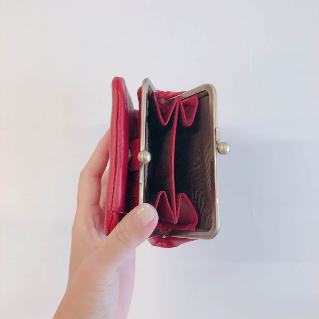 革財布のお店mic 自由が丘店さんのインスタグラム写真 - (革財布のお店mic 自由が丘店Instagram)「今年の夏は酷暑が続いておりますね。浴衣や夏祭りにもぴったりの口金付き財布はいかがですか？明るいお色も人気です。 micではより良い本革を厳選しております。こちらはイタリアンレザーを使用しており使い込むほどに愛着が湧いてくる逸品です。  ブレターニャヴァケッタシリーズ  口金付き二つ折り財布 19,440yen(税込)  #革小物とお財布のお店mic #mic #自由が丘 #夏祭り #花火大会 #海 #本革 #革財布 #財布 #がま口財布 #口金財布 #イタリア革」7月27日 12時58分 - mic_jiyugaoka