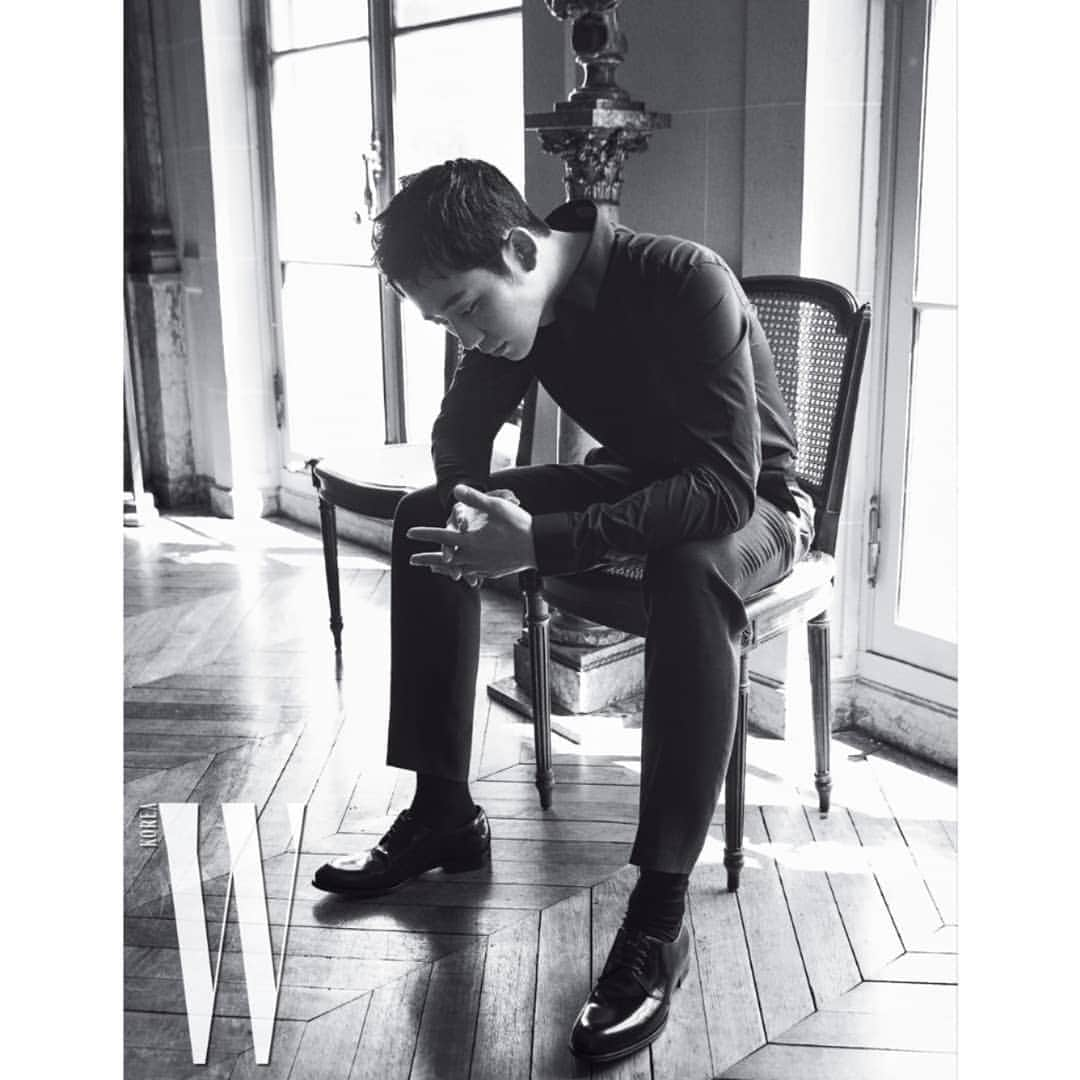 チョン・ヘインさんのインスタグラム写真 - (チョン・ヘインInstagram)「@WKorea 8월호 #dior #diorhomme」7月27日 13時01分 - holyhaein