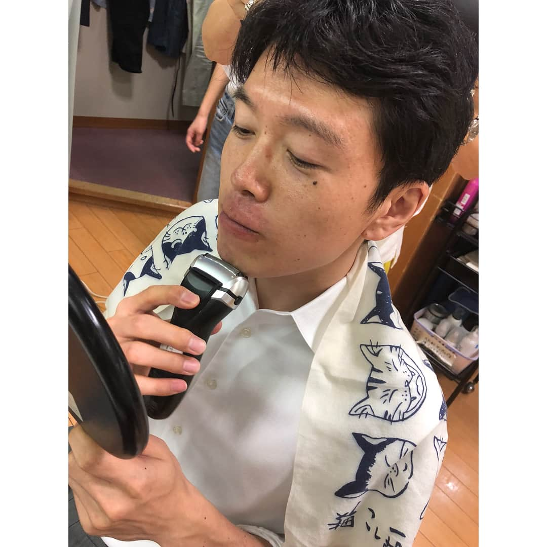 TBSアナウンサー公式さんのインスタグラム写真 - (TBSアナウンサー公式Instagram)「#みなほは見た(仮) お化粧室のメンズアナ❤️ 続いては… 井上貴博アナウンサーをお届け❤️杉山アナの同期です❗️ これはなかなか見られないであろう、「髭剃りシーン」を動画におさめさせていただきましたっ❗️😝 現在、Nスタメインキャスターの井上アナは、クールに見えて熱い男で誰より器が大きく懐の深い偉大な先輩であります。 ビビットでご一緒していて、色んなことを隣で学ばせてくれました〜懐かしいっ 井上アナのファンのためにも、こうしてイジらせてください❤️笑 #みなほは見た(仮) #お化粧室のメンズアナ #井上貴博 #tbs #tbs公式  #fromtbs #tbsradio  #tbs_annogram #TBSアナウンサー公式インスタグラム #tbsアナグラム」7月27日 13時26分 - tbs_annogram