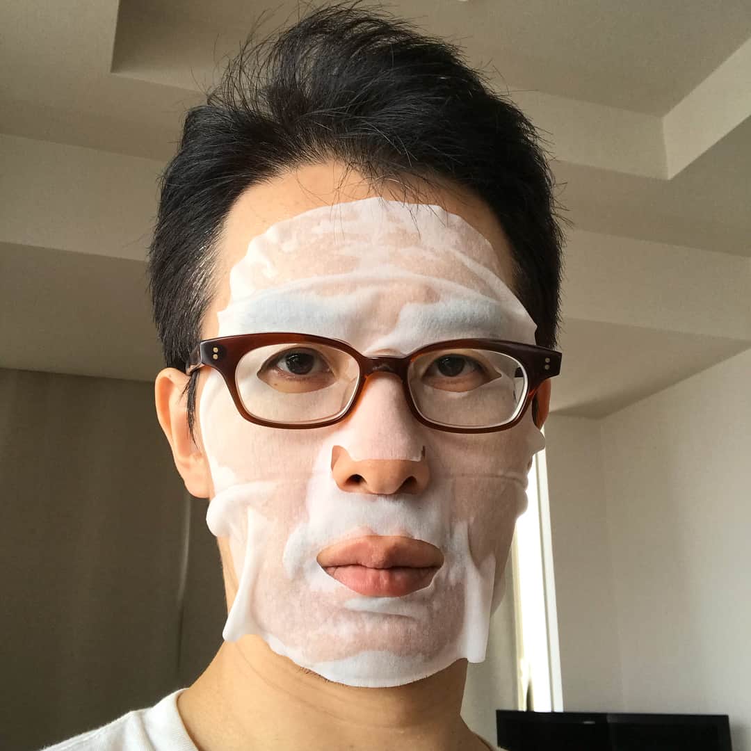 瀬戸弘司のインスタグラム：「しずえさんが「お肌の朝ごはん」とか言いながらパックしてたから、俺も１枚もらって使ってみた。 . Shizuya packed while saying "I had breakfast on my skin", so I also got a piece and tried it.」