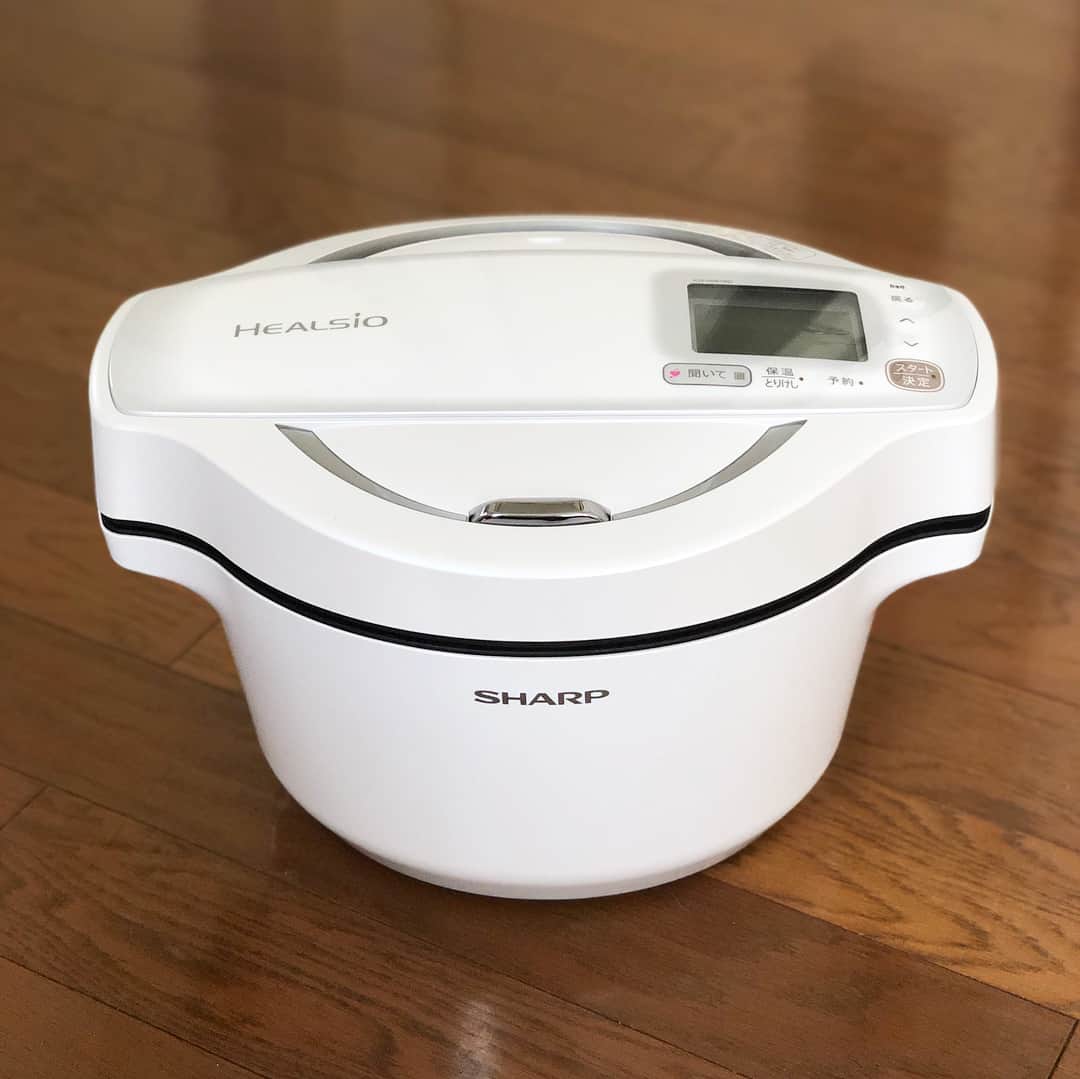 服部円のインスタグラム：「ついに！ ホットクックを手に入れた！！😭😭😭ずっと欲しかったんだけど、あの赤い塊りをキッチンに置くのが耐えられず、でも欲しい、でも無理、でも時間を金💰で買いたい、でも見た目は金で買えない🤷🏻‍♀️、と思っていたら、やっと白がでたよー。白を推してくれた中の人、マジでありがとう！🙏🏻🙏🏻🙏🏻でかいし炊飯器か！？って感じだけど。細かいデザインとかは目をつぶり、早速、鳥大根を煮てみたわけですが。最高。楽。キラキラしとる✨💫 #勝間和代 #ホットクック #時短 #ワーママ #平成の三種の神器 #服部台所」