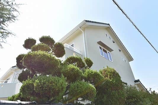 木創工房のインスタグラム：「京都府長岡京市の二世帯で住まう涼温な家が竣工しました。 生活フロアを１階２階で世帯別に分けたスタイルです。 本日のお写真は２階のみ☺️ それぞれ仕切る事が可能な連続した空間になっています。 特に娘さんご夫婦が住まう２階リビングは勾配天井と掃き出し窓からの眺めと、開放感でいっぱいです。  家電に頼らない家自体の性能も高く、BELSでは５つ星を獲得しています☺️ #京都#長岡京#無垢の床#SE構法#長期優良住宅#BELS#ZEH#ゼロエネ住宅#太陽光発電#外断熱#空間デザイン#勾配天井 #木創工房#涼温な家#愛着のある家に心地よく暮らす#住み心地#二世帯住宅 #樹脂サッシ#省エネ住宅 #青空#イマソラ#庭#ウォークインクローゼット」