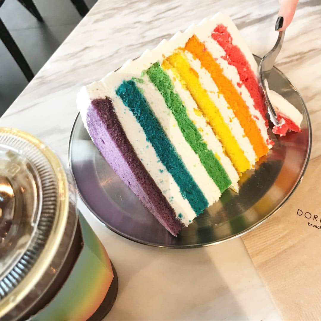 中林美和さんのインスタグラム写真 - (中林美和Instagram)「よく見るケーキ🌈 アメリカのケーキみたいに、 甘すぎて食べられないやつかと思いきや、 優しい甘さでビックリ！想像よりずっと美味しい😋 . #甘党派の長女 #早速カフェ #レインボーケーキ #JKぽい #大人は一口で大丈夫 #summervacation  #korea 🇰🇷」7月27日 16時35分 - miwanakabayashi