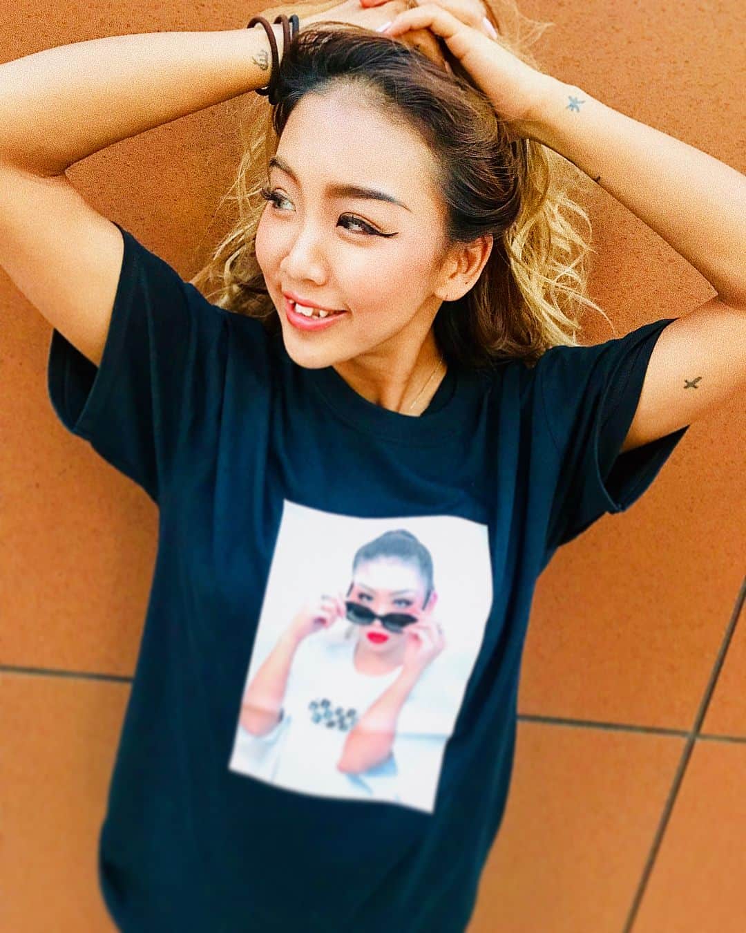 のインスタグラム：「POPUP先行発売‼️ 大好きな憧れの💓リスペクトTシャツ🤘🏾 真似して撮ったらTシャツになっちゃった😂 自分で着れないから誰か着て‼️w 7/27.28.29 (12:00-19:00) COLLABORATION POPUP 3日間代官山でお待ちしてまーす🙋🏾‍♀️ THE CONOE DAIKANYAMA 東京都渋谷区恵比寿西1-36-2 #pi_official #pi #ss2k18 #popup #kogenatsu #collaboration #tee #焦げNATSU #こげなつ #aloharug #worldwidefamous #zicraze」