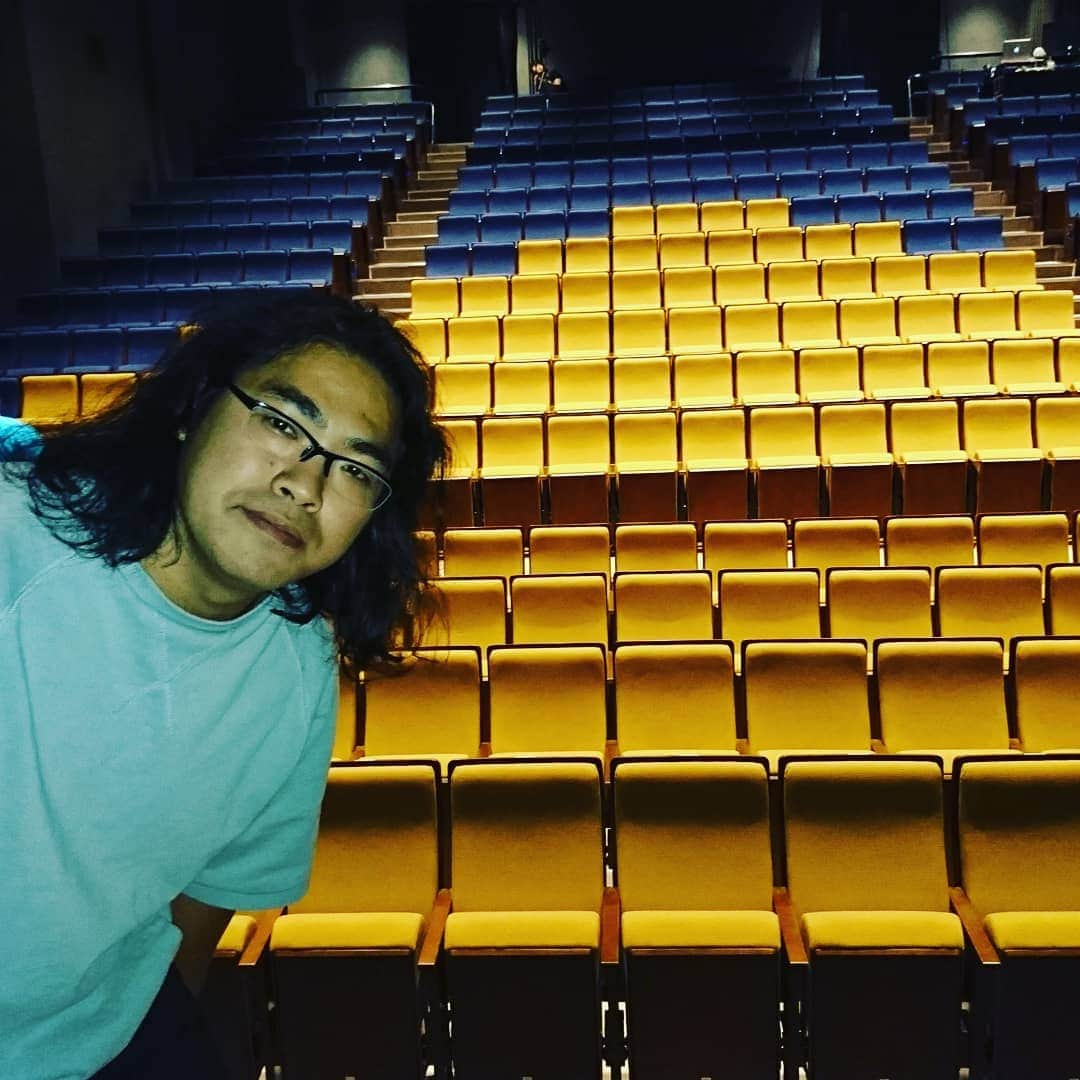 のインスタグラム：「もうすぐ 単独ライブ『ロロロッチ』 始まります  #ロロロッチ #本多劇場 #下北沢 #お腹すかない #けど腹になんか入れる #見に来てくれる人 #ありがとう」