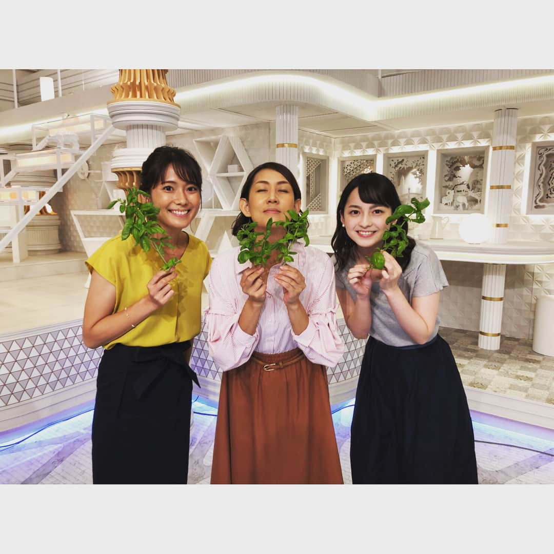 TBSアナウンサー公式さんのインスタグラム写真 - (TBSアナウンサー公式Instagram)「こんばんは！山本恵里伽です！ 今日もNスタご覧いただきありがとうございます。😊🍀 Nスタで共演しているホランさんが ベランダで育てた立派なバジルを お裾分けしてくださいました〜！ んん〜〜とっても良い香り…🌱 山内アナの表情、さすがですね 皆さんにもこの香り届きましたか？  普段は堅いニュースもお伝えしていますが スタッフルームはみんな和気あいあい☀️ 尊敬する先輩方に囲まれて 毎日勉強させてもらっています。 来週のNスタも是非ご覧ください！！ #tbs #tbs公式 #tbsradio #tbs_annogram #tbsアナウンサー公式インスタグラム #tbsアナウンサー #nスタ #左から順に #小林由未子 #山内あゆ #山本恵里伽 #来週も見てね #良い週末を #あ、台風きてます  #お気をつけください！」7月27日 19時11分 - tbs_annogram