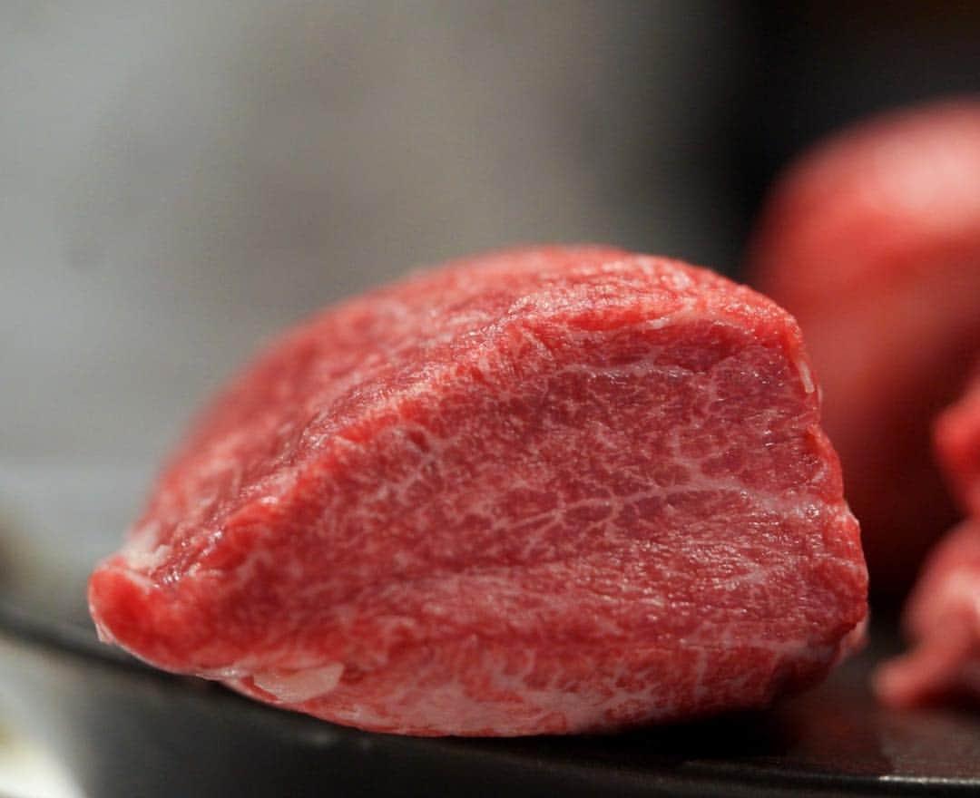 Japanese_Foodie ? Ray Kataokaのインスタグラム：「Vitis Special Kobe beef 小池さんプレゼンツ、田村牛月齢41ヶ月サーロインと39ヶ月ヒレを食べ比べ 噛むたびに広がる香りと余韻がすごい #田村牛 #結城さんの火入れ #炉釜 #vitis #kobebeef」