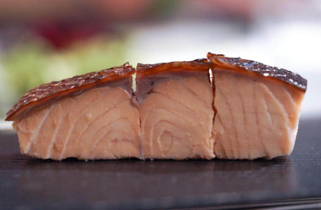 Japanese_Foodie ? Ray Kataokaのインスタグラム：「Vitis smoked salmon 小池さんプレゼンツ、田村牛月齢41ヶ月サーロインと39ヶ月ヒレを食べ比べ 噛むたびに広がる香りと余韻がすごい スペシャル野崎牛も美味しかった、Vitis、やはりいい店だなぁ #田村牛 #結城さんの火入れ #炉釜 #vitis」