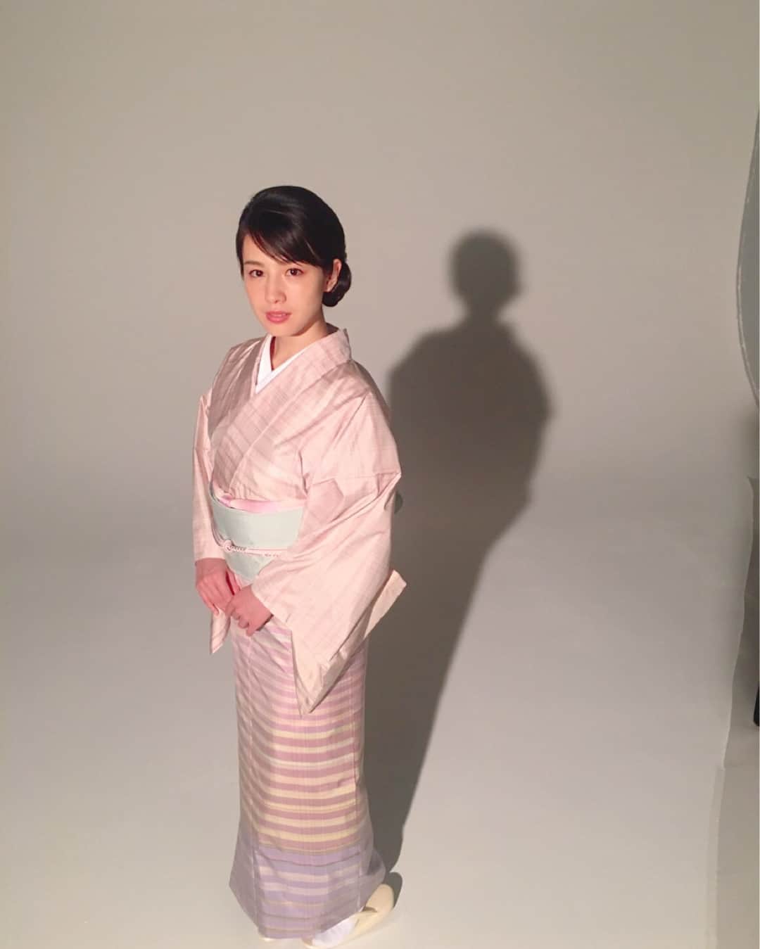 桜庭ななみさんのインスタグラム写真 - (桜庭ななみInstagram)「#25ans に#大島紬 を着て登場しています。 大島紬のお着物は大人っぽくて上品で好きです‼︎」7月27日 21時08分 - nanamisakuraba_official