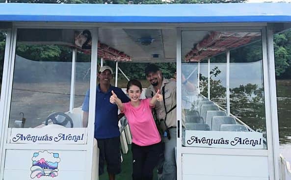 朝日放送「朝だ！生です旅サラダ」さんのインスタグラム写真 - (朝日放送「朝だ！生です旅サラダ」Instagram)「@satomi_pijou ボートに乗って動物探し🛥️🎶 まるで #探検家 になったような気分で楽しみました😆👍⤴️ . 動物が見れるか見れないかは運次第(◎-◎;)！ ガイドのロイさんのお陰で、見たこともない動物たちを見ることが出来ました🐒🐦 . 感動したのは、#グリーンバジリスク ！！🦎 水面を二本の足で走るという奇跡の瞬間を見た時は、本当に大興奮しました！😭😆😍➰🦎 . 最後はお世話になったガイドさんとドライバーさんと記念に📷⭐ ・ ・ ・ #AventurasArenal #ボートツアー #カーニョネグロ野生保護区 #RefugioNacionalCañoNegro #ホエザル #ノドジロオマキザル #バジリスク #水面を走る ? #ラフォルトゥーナ #LaFortuna #中米 #コスタリカ #CostaRica _ #ABCテレビ #朝日放送テレビ #朝だ生です旅サラダ #旅サラダ #旅サラダガールズ #8期生 #武井沙都美 #OL #海外 #旅 #travel #trip」7月27日 21時37分 - tabisalad