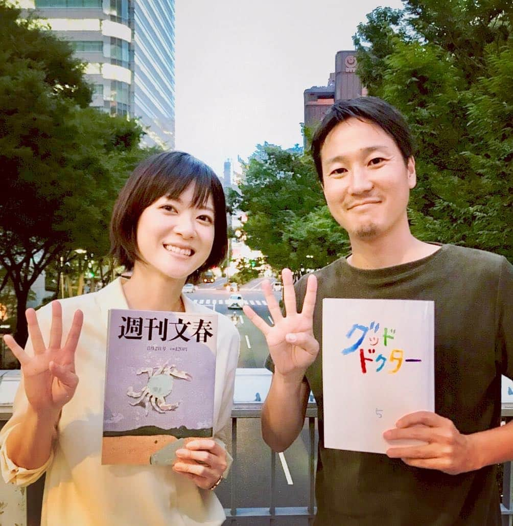 上野樹里さんのインスタグラム写真 - (上野樹里Instagram)「金井監督と。📷今、週刊文春に載ってます📖 今日は5話の撮影でした😄 来週四話みてくださいね✨ #グッドドクター」7月27日 22時16分 - _juri_art_