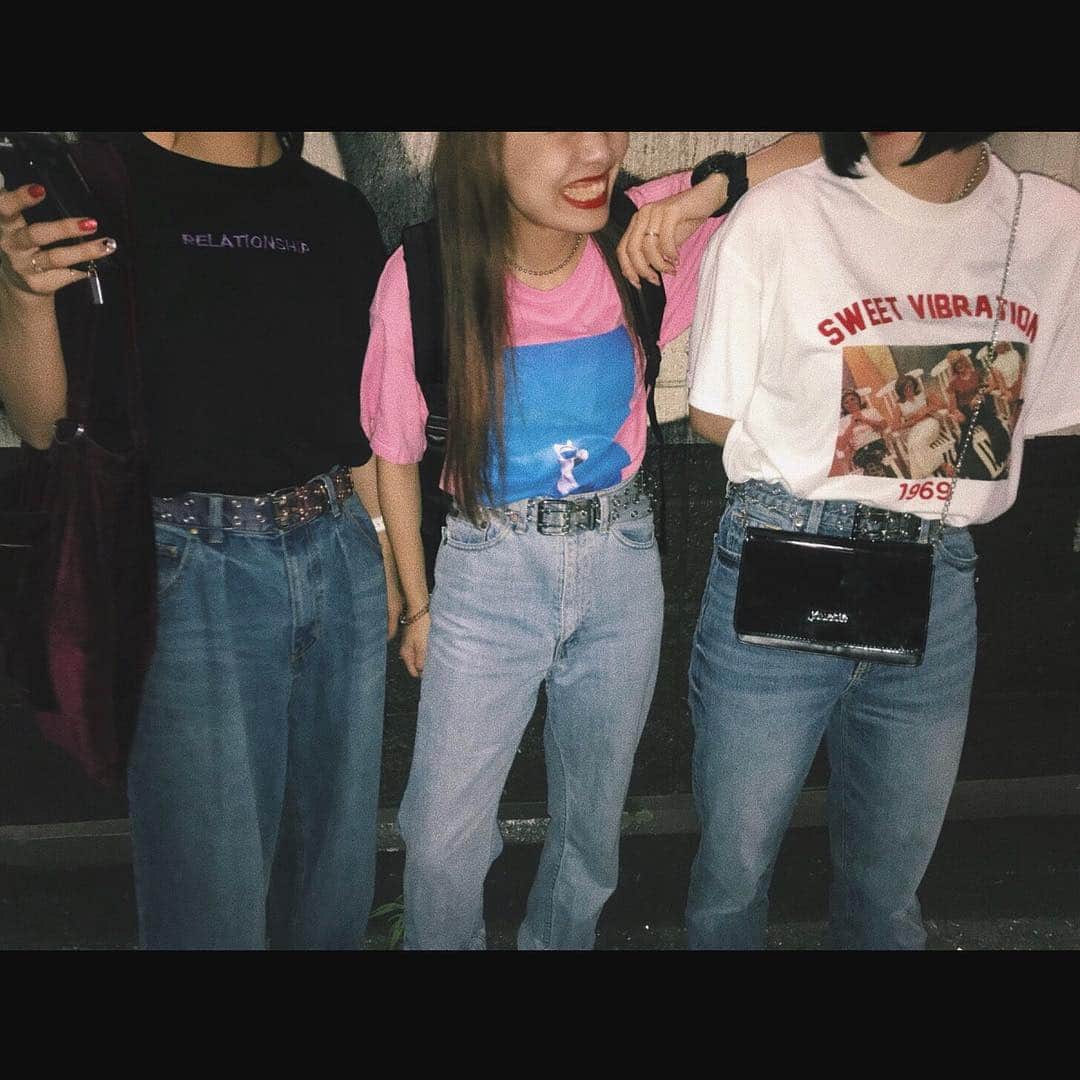sayocoのインスタグラム：「みんなジュエTEE×ハトメクリアベルト×denim👖♥️ ・ ・ スタッフがお店の服をみんなすきって当たり前なようでそうじゃなくて、素敵なことだと思う😋💖 (私だけチビで顔写っちゃう恥ずかしさ🙈) ・ ・ バーゲン初日お疲れ様でした🔥✌️ ・ @jouetie_official  @jouetie_fashionista  #jouetie#ジュエTEE#クリアベルト#デニムコーデ#リンクコーデ#LUMINEESTスタッフコーデ」