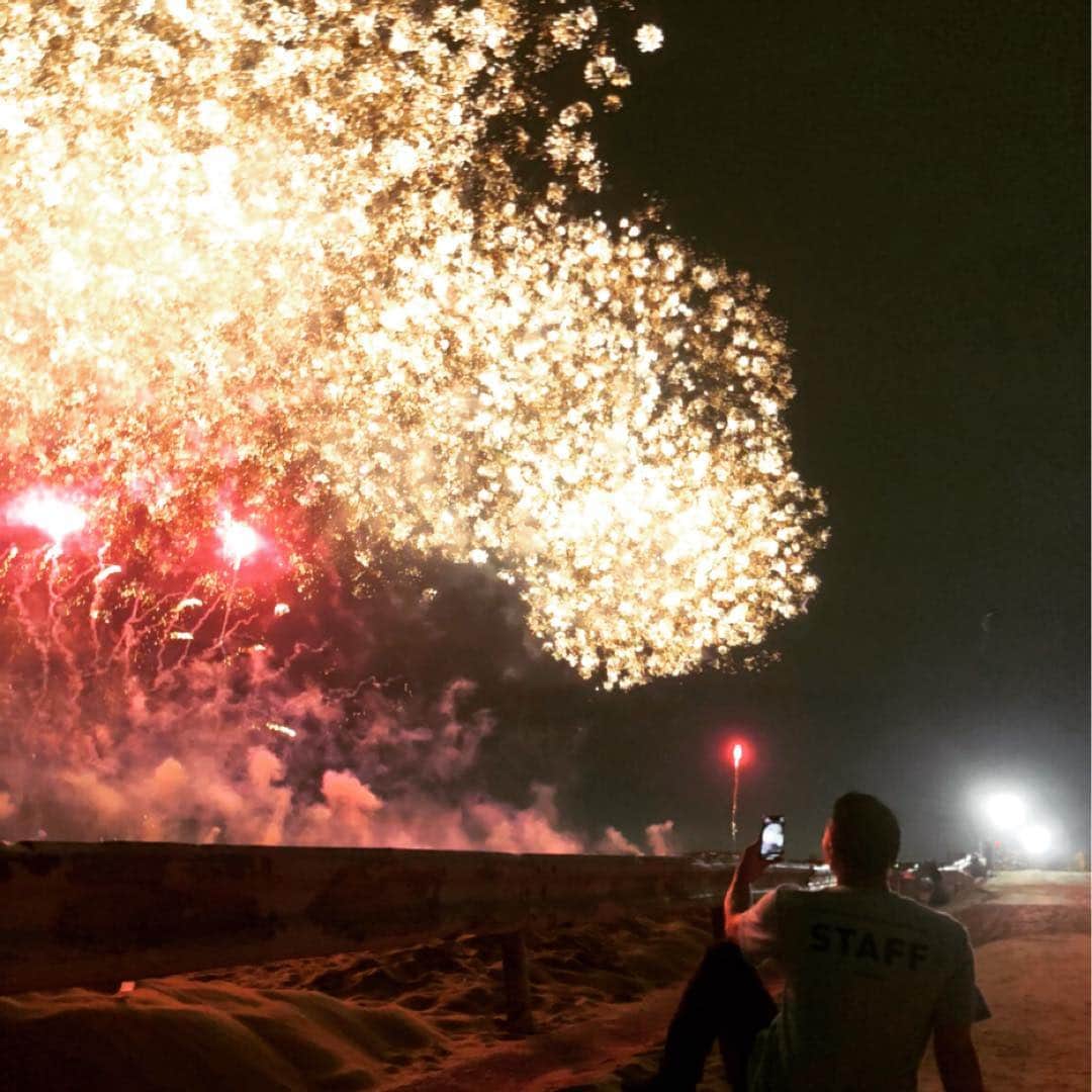 長田庄平のインスタグラム：「肩や〜▼* #とりま夏しました #花火 #ビーチ #幕張 #夏」