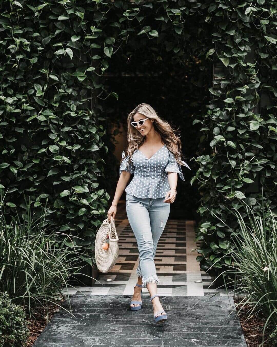 C&Cカリフォルニアのインスタグラム：「walking into the weekend like.... 😎😎 @daniduqued in #candccalifornia denim」