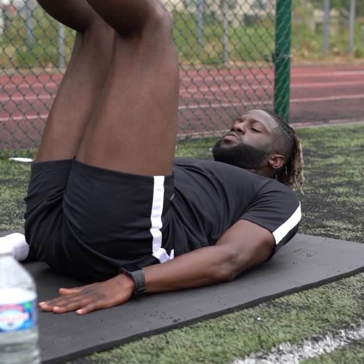 バカリ・サコのインスタグラム：「Loading... Stay tuned guys for the next chapter of my career 🙏🏾 (when they asking if your left foot is still on point🎯) 😂 @rorodezign 🎥 @xavierfrezza 🏋️‍♀️ @olesyaarse ⚽️」