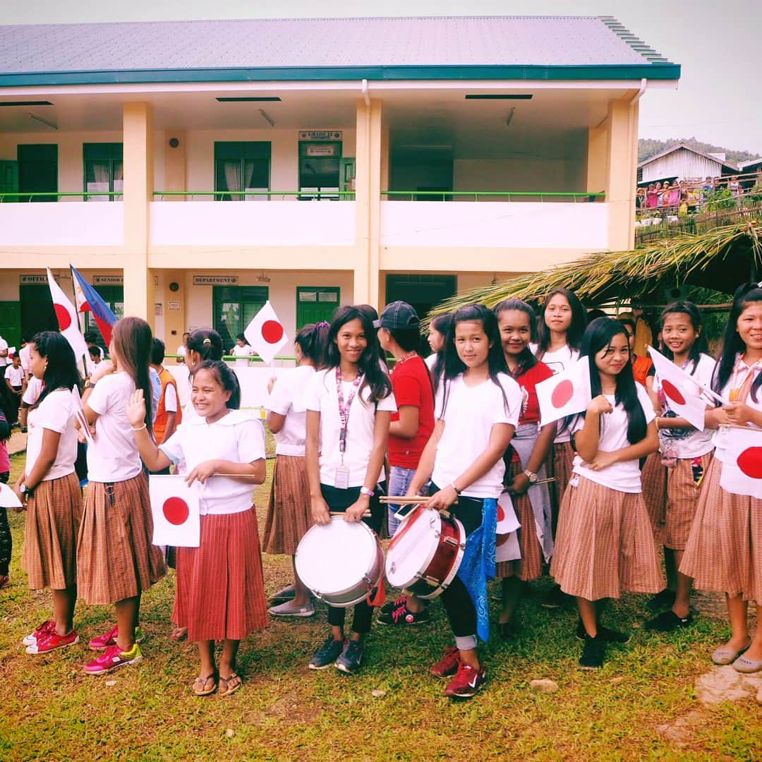 森星さんのインスタグラム写真 - (森星Instagram)「Thank you Salvacion National School🇵🇭 & Team Plan International for having us💐 This is just the beginning🌈 Love, Hikari #YoungHearts #BecauseIamagirl プランインターナショナルと出会って４年が経ち、アンバサダーとして沢山の経験をさせていただいて本当に感謝しています🙏4年目は初のフィリピンのマスバテというところに行きました🇵🇭 銀行がない村で貯金という制度を子供達が自分たちで取り入れて、お金と向き合い管理して将来に備えて考える姿や、 子供たちがYoung Heartsというグループを作って、自分達が解決していかなくてはいけない問題を外へ発信してシェアするために記録して編集してそれを一つの作品にするプロジェクトだったりを見させていただきました☺︎ 村での無駄のない生活を少しの間でしたが見させていただいて、本物の豊かさと触れ合えた気がします♡ 自分のライフスタイルを振り返ると、当たり前にあるという環境に甘えて、沢山の無駄を作っちゃていたかなと改めて感じて、反省タイム。 まだまだ勉強中だけれども、自分の命の役割を考えた時に、微々たるものかもしれないけど、 みんなで気がついたことを少しずつシェアして軌道修正しながら良い流れを作って生きていければ、無駄の少ない生活がひろがっていくのかな♥︎ 勉強になりました⭐️」7月28日 14時56分 - hikari