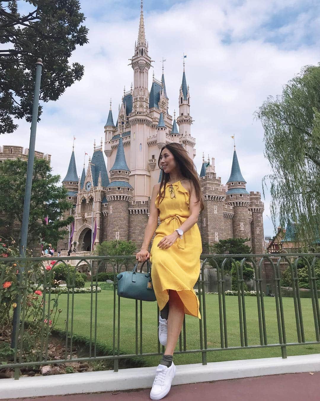 宮田綾子さんのインスタグラム写真 - (宮田綾子Instagram)「ハイヒールLOVERS Ayako⁑  シンデレラ城🏰ベタだけどやっぱり外せないよね あんなに猛暑続きだったのに、この日は涼しくて空いててラッキーだったよ〜 ビッグサンダーマウンテン2回もファストパスで乗っちゃった♪  今回はスニーカーで👟 海の時の足の傷がまだ治んなかったから、治り遅、笑  one-piece #zara  glasses #uniqlo  watch #tendence bag #pelleborsa  socks #atsugi  shoes #nike  #ハイヒールLOVERS #宮田綾子 #ディズニーランド #tdl #tdr #disneyland #35周年 #35周年ディズニー #happiest #happiestcelebration #tokyodisneyland #私の休日 #私の夏休み #夏休み #夢の国 #東京ディズニーランド #ディズニーコーデ #disneygram #シンデレラ城 #ilovejapan ___________________★ ___________________﻿﻿﻿﻿ 9/1(土)インスタセミナー申込受付中﻿﻿﻿ 詳細はプロフィールURLよりご覧ください﻿﻿﻿﻿ ___________________★ __________________」7月28日 6時33分 - ayako__miyata