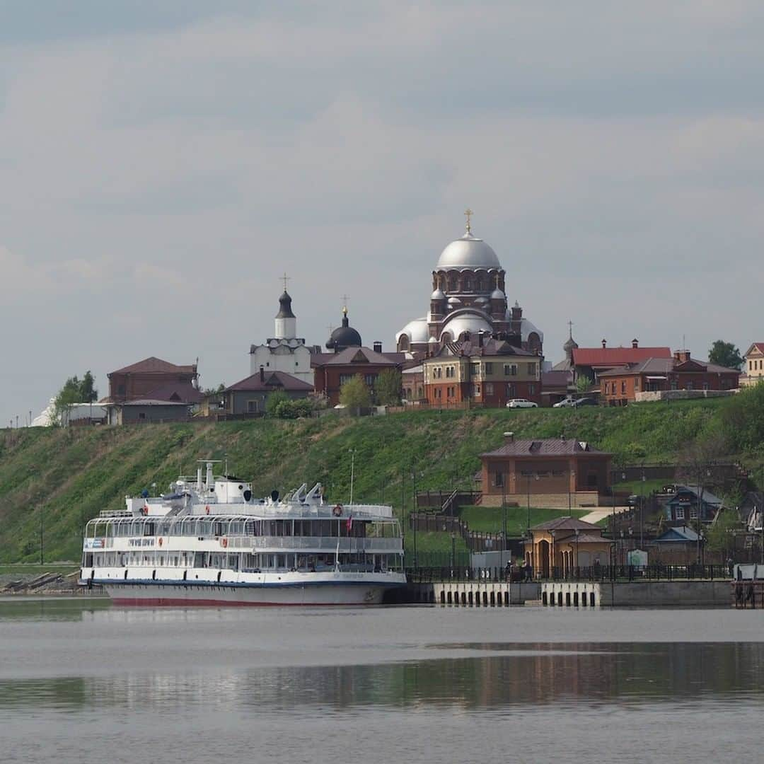 TRAVEL PLANETさんのインスタグラム写真 - (TRAVEL PLANETInstagram)「#sviyazhsk #tatarstan #スヴィヤシスク #タタールスタン #世界見聞LOG . . イスラムと キリスト教の 汽水域 ヴォルガに浮かぶ 征服の島 . . タタールスタン共和国第三の世界遺産は首都カザンからヴォルガ河を西方へ１時間半ほどクルーズで到着するスヴィヤシスク。かつてロシアがイスラム系のカザン・ハン国を征服するために砦を築いた島です。 . #トラベルプラネットでタタールスタンの旅」7月28日 8時00分 - traveling_producer