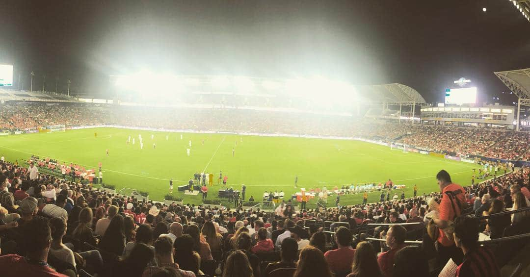 エリス・ガベルのインスタグラム：「Pitch Perfect! Saw my reds @manchesterunited beat @acmilan  on Wednesday. Penalty result read like the 5th set of the Wimbledon semis this year! Big up @lagalaxy for the fun times!」