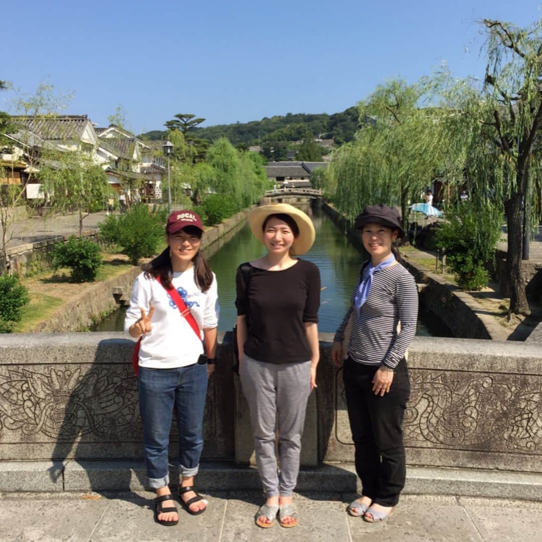 神谷文乃のインスタグラム：「災害ボランティアで、 初めて倉敷・真備町に。  晴れた青空は岡山らしくて。 でもその空の下には 山積みの災害ゴミがあって… その違和感が辛い気持ちを加速させます。  驚いたのは量の多さ。 2メートル程の高さまで積まれ、 どこまでも続いていく… 想像していた以上でした。  ここにあるのは、 きっと皆さんの大事にしていたものばかり。 そう思うと、言葉を無くしてしまいます。  中には、自販機や洗濯機などもあって、 こんなに重いものが流れてきたのかと、 水の力に恐怖も感じました。  お手伝いさせていただいた所は、 ご年配のご夫婦のお宅。  二階まで浸水したそうで、 今は骨組みだけになってしまっていました。  床下に溜まった汚泥をかきだし、 土嚢袋に詰める作業を お手伝いさせていただきました。  ボランティアの時間は数時間だけですが、 被災者の皆様にとっては、 この暑さや大変さがもう3週間も 続いているのかと思うと、 そのご苦労は想像を絶します。  築60年。沢山の思い出が詰まった お二人の努力の結晶のご自宅です。  心の傷もいかほどかと… お話をしていて心が痛みました。  そんな状況の中なのに。 お二人は、 笑顔で何度もお礼を言ってくださり。 お水沢山飲んでね、疲れてない？大丈夫？ と気遣ってくださる。 どうしてそんなに優しいんだろう。 この毎日の中、 逆にご配慮くださるその心に、 頭が下がります。  水害の保険には入っていなかったから、 全然保険金がでないんよ。 途方にくれとる。  と話してくれたお母さん。  国からの補助が出ても 全壊の家を立て直すには あまりにも足りないのが現状です。  お二人のような方は きっと沢山いらっしゃるんだと思います。  少しの額だとしても。 募金に協力することも 大切な一つなのかもしれません。  少しずつが沢山集まれば力にきっとなる。 そう思って、微力ながら、 募金も今後またさせていただきたいと思いました。  被災地に入って一番強く感じたのは、 金銭的にも精神的にも、 ボランティア活動でも、 とにかく長期的な支援が必要だということです。  毎日、 そこで生活している皆さんのご苦労が 続いていることを忘れないこと。 いつもどこかで思っていること。 それを大切にしたいと思います。  また、行きます。 また、募金します。 また、岡山の良さを みんなにお伝えします。  どうか、少しでも早く 皆さんの笑顔が戻りますように。  心よりお祈りしております。  ちなみに1枚目の写真は、 ボランティア活動のグループでご一緒した皆さん。 活動後、倉敷で観光したいと 言ってくださったのでご案内しました☺️ その様子はまた投稿しますね！ 観光客の皆さんも戻ってきて！  その祈りも込めて。 美観地区はいつもの通り、 美しかったです😌  #倉敷災害ボランティア#がんばれ岡山#このまちが好き#倉敷美観地区」