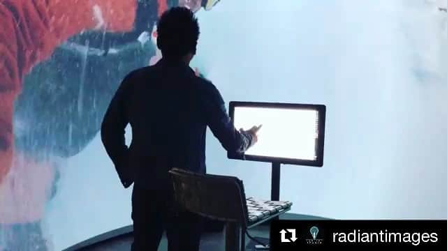 マシュー・リバティークのインスタグラム：「Beating the LA heat with some virtual snowboarding. @radiantimages」
