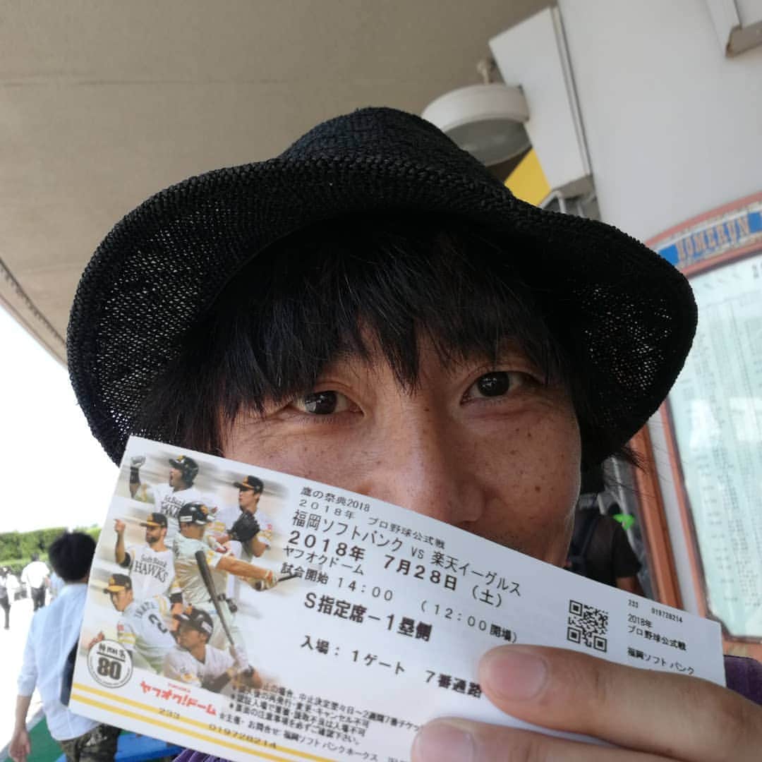 岡田達也のインスタグラム：「フラッと来てしまいました。 当日券、ゲット。  #福岡 #ヤフオクドーム #ホークス #イーグルス #岡田達也」