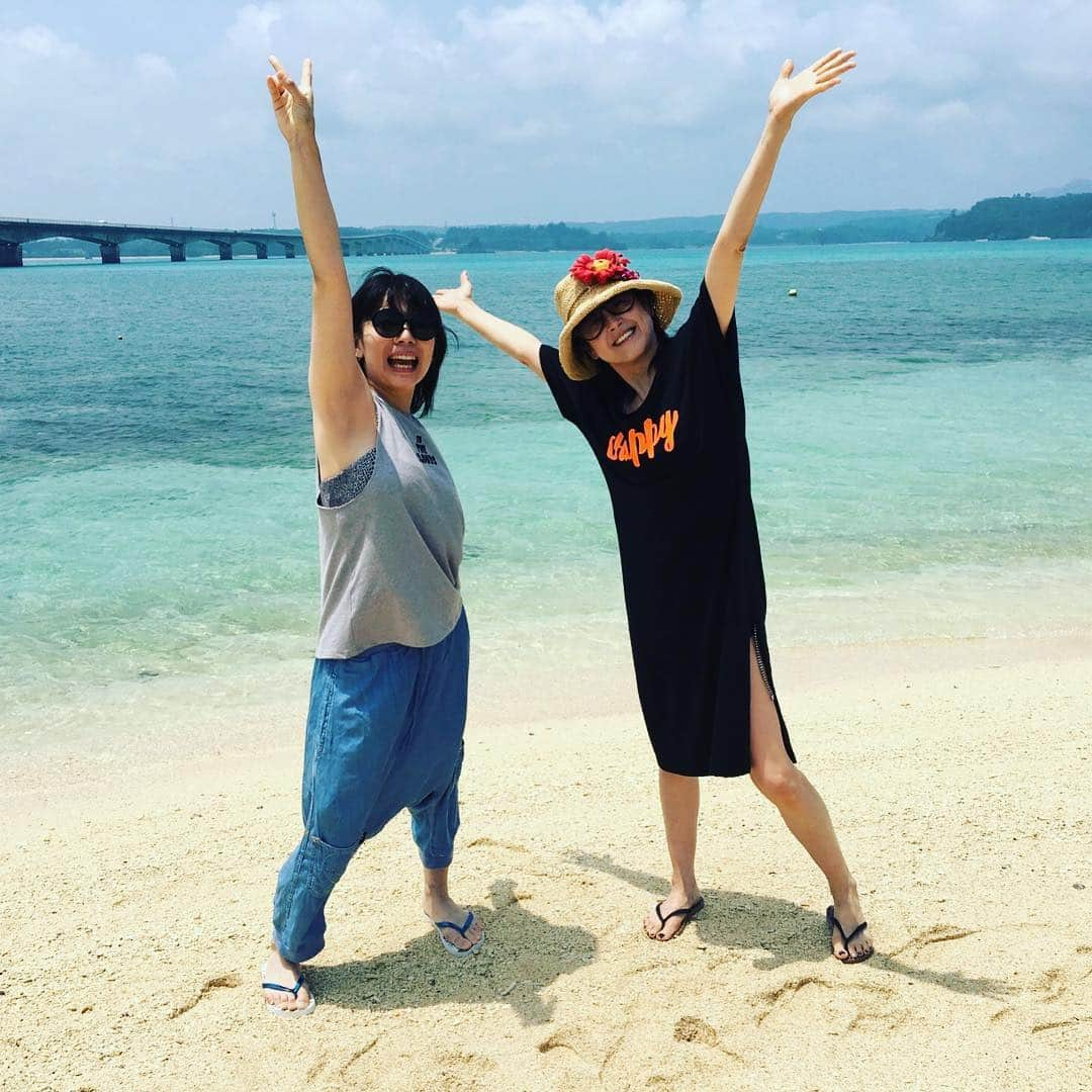 岸谷香さんのインスタグラム写真 - (岸谷香Instagram)「台風で1日早く沖縄入りしたので、Yuumi.Yukoは実家へ。私とHALNAはビーチへ⤴️⤴️⤴️今年初海‼️HALNAは10年以上ぶりの海だって😅さぁーて夕方からは、沖縄でスタジオ借りて明日のリハ！明日はひとり旅初日だけど、たまたまガールズ全員集合により、Yuumi.Yukoの地元という事もあり、沖縄スペシャル‼️1人&アコースティックガールズでーす❤️お楽しみに‼️初日だから各地から集まってくる方々きっと居るよね、無事辿り着けますように‼️by香#岸谷香#Unlockthegirls#沖縄#ビーチ」7月28日 13時46分 - unlockthegirls